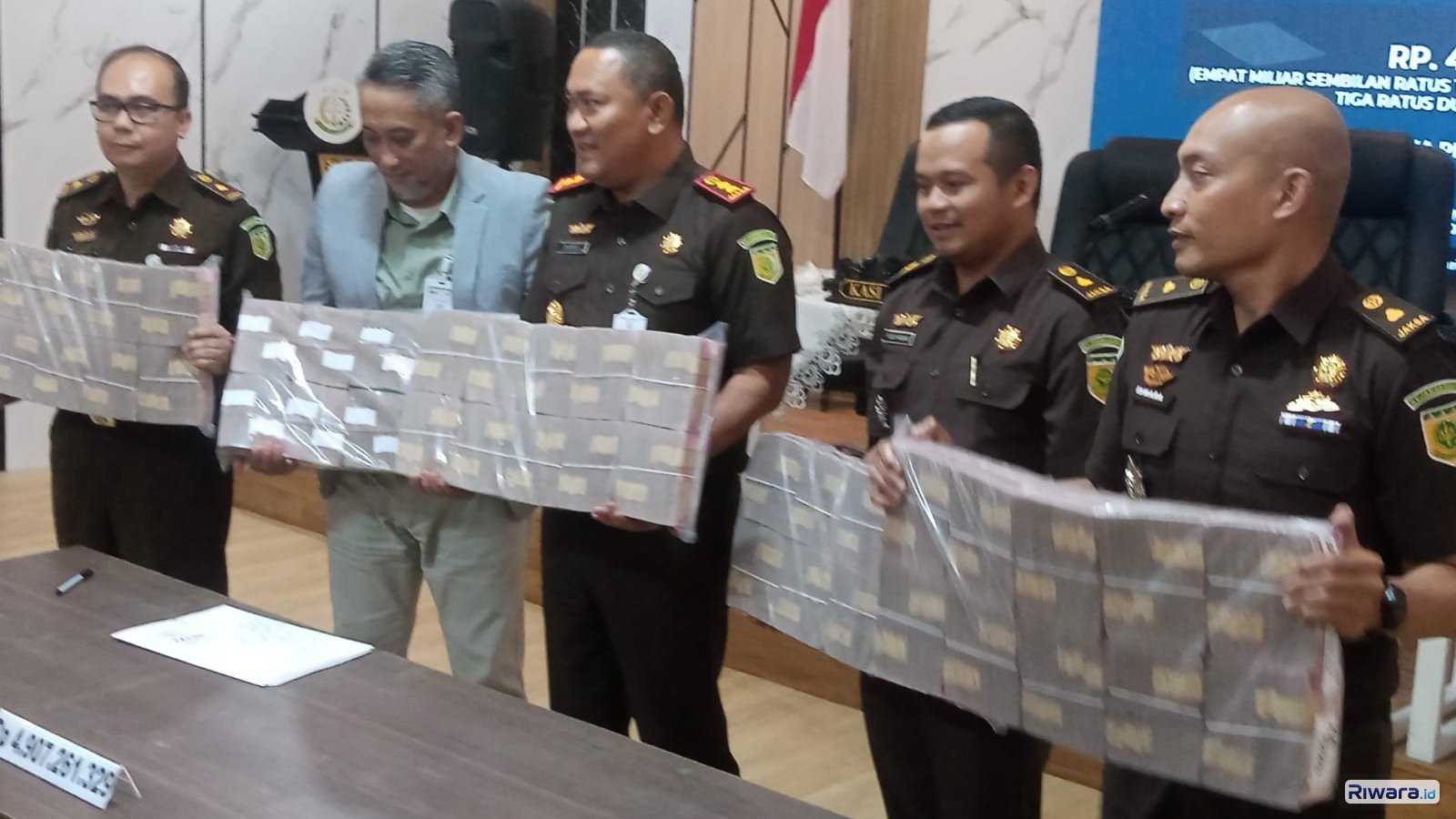 Kejaksaan Negeri Tanjung Perak Surabaya menunjukkan uang hasil rampasan TPPU